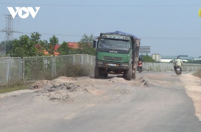 “Bất lực” nhìn đường gom 60 tỷ cao tốc Bắc Giang - Lạng Sơn bị “cày” nát - Ảnh 1.