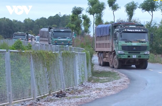 “Bất lực” nhìn đường gom 60 tỷ cao tốc Bắc Giang - Lạng Sơn bị “cày” nát - Ảnh 3.