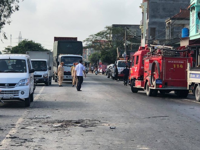 Hải Dương: 2 ô tô đầu kéo va chạm, thiêu cháy 3 nhà dân ven đường - Ảnh 3.