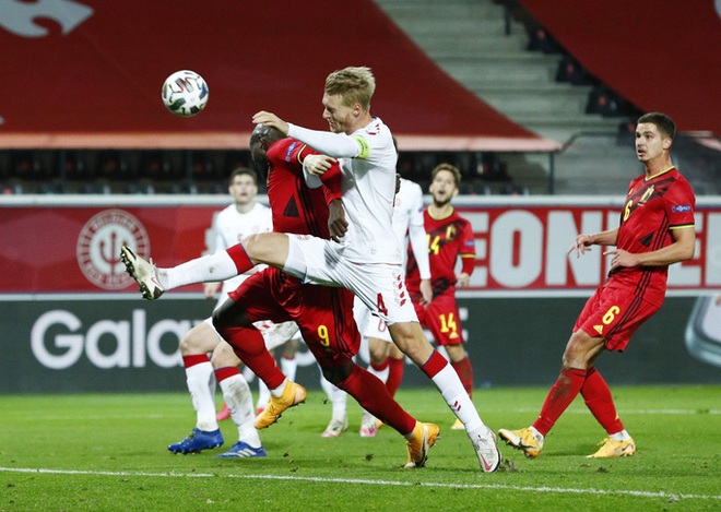 Người nhện Courtois phá lưới nhà, Bỉ vượt Đan Mạch giành vé vàng bán kết Nations League - Ảnh 1.