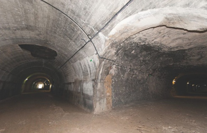 Đường hầm bí mật Hitler cho xây để giấu siêu vũ khí V3 - Ảnh 1.