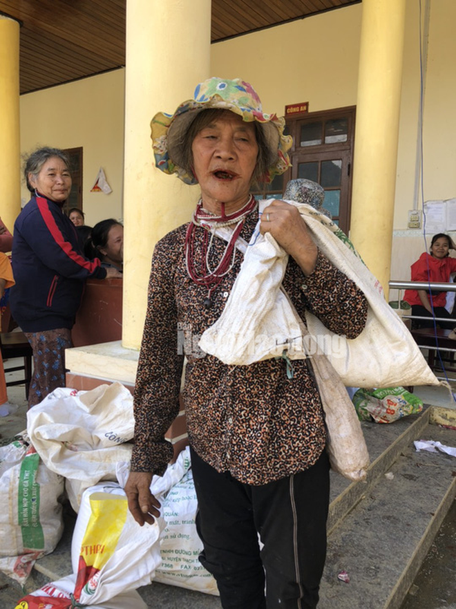 Đồng bào vùng lũ rơi nước mắt khi dân quân băng rừng cõng gạo vào cứu đói - Ảnh 1.