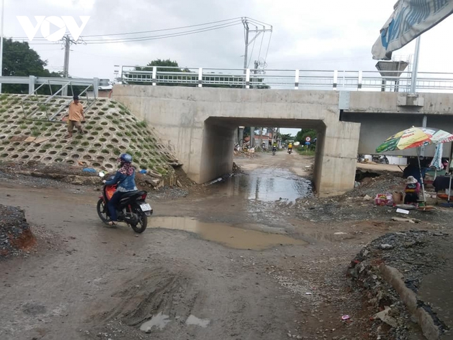 Cầu 78 tỷ vừa khánh thành đã bong tróc, đầy ổ gà - Ảnh 4.