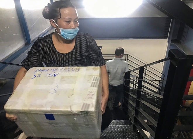 Hành khách thở dốc, vã mồ hôi hột khi vác hành lý 4 tầng để đón xe công nghệ tại Tân Sơn Nhất - Ảnh 9.