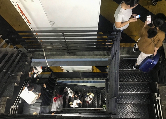 Hành khách thở dốc, vã mồ hôi hột khi vác hành lý 4 tầng để đón xe công nghệ tại Tân Sơn Nhất - Ảnh 6.