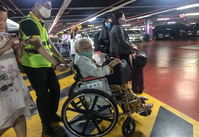 Hành khách thở dốc, vã mồ hôi hột khi vác hành lý 4 tầng để đón xe công nghệ tại Tân Sơn Nhất - Ảnh 11.