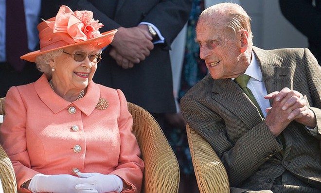 Lễ kỉ niệm 73 năm ngày cưới ‘đặc biệt’ của nữ hoàng Anh - Ảnh 1.