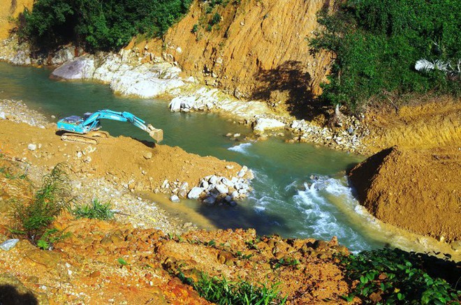 Mưa lớn bất ngờ cuốn trôi đập tạm ngăn nước tìm kiếm người mất tích tại Rào Trăng 3 - Ảnh 7.