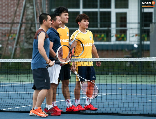 Xuân Trường mượn vợt người dân chơi tennis, không giấu nổi vẻ mặt thoả mãn - Ảnh 1.