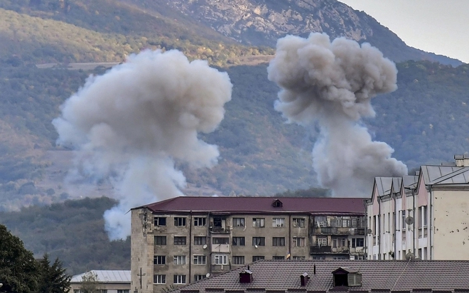 Ảnh: Thủ phủ của vùng Nagorno-Karabakh dưới hỏa lực bắn phá của đối phương - Ảnh 1.