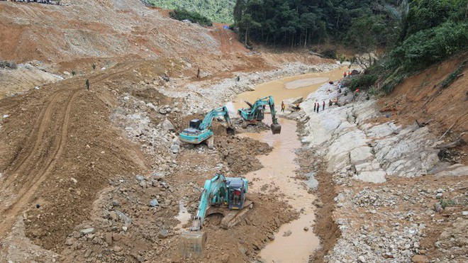 Cận cảnh ‘công trường đặc biệt’ tại Rào Trăng 3 - nơi phát hiện thi thể vùi dưới sông suối - Ảnh 1.