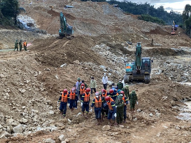 Cận cảnh ‘công trường đặc biệt’ tại Rào Trăng 3 - nơi phát hiện thi thể vùi dưới sông suối - Ảnh 2.