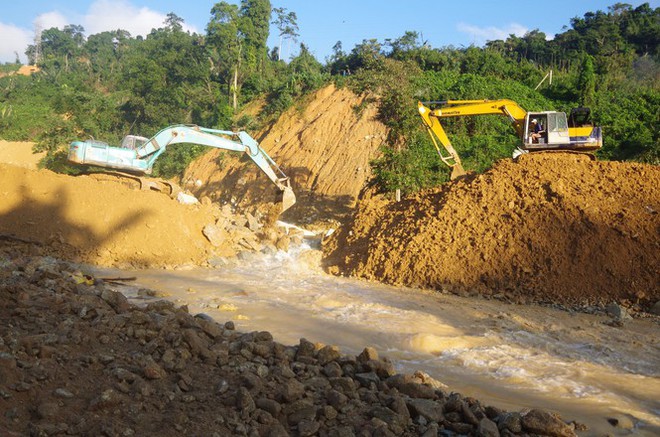 Cận cảnh ‘công trường đặc biệt’ tại Rào Trăng 3 - nơi phát hiện thi thể vùi dưới sông suối - Ảnh 4.