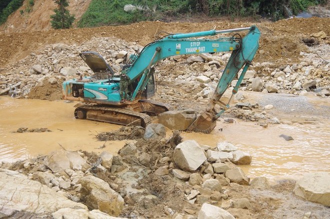 Cận cảnh ‘công trường đặc biệt’ tại Rào Trăng 3 - nơi phát hiện thi thể vùi dưới sông suối - Ảnh 8.