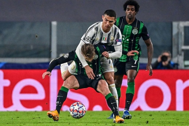 Ronaldo ghi bàn đưa Juventus vào vòng knock-out Champions League - Ảnh 2.