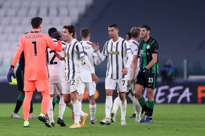 Ronaldo ghi bàn đưa Juventus vào vòng knock-out Champions League - Ảnh 12.