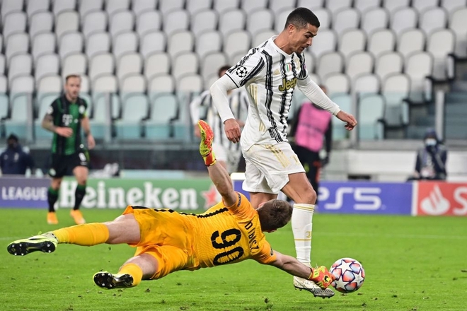 Ronaldo ghi bàn đưa Juventus vào vòng knock-out Champions League - Ảnh 5.