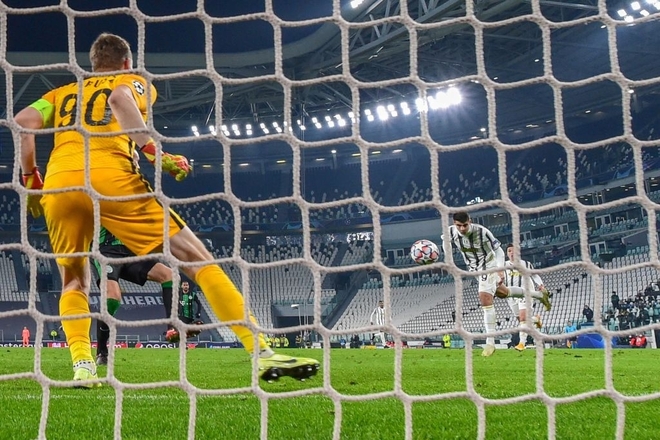 Ronaldo ghi bàn đưa Juventus vào vòng knock-out Champions League - Ảnh 9.