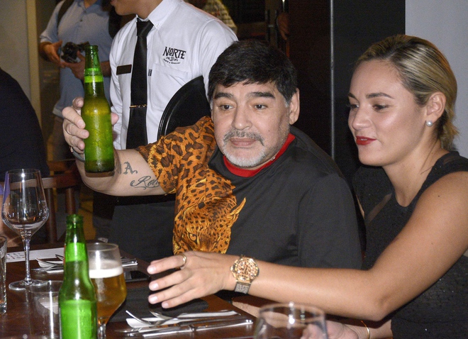 Cuộc đời Maradona qua ảnh: Đầy vinh quang nhưng cũng lắm tranh cãi - Ảnh 11.