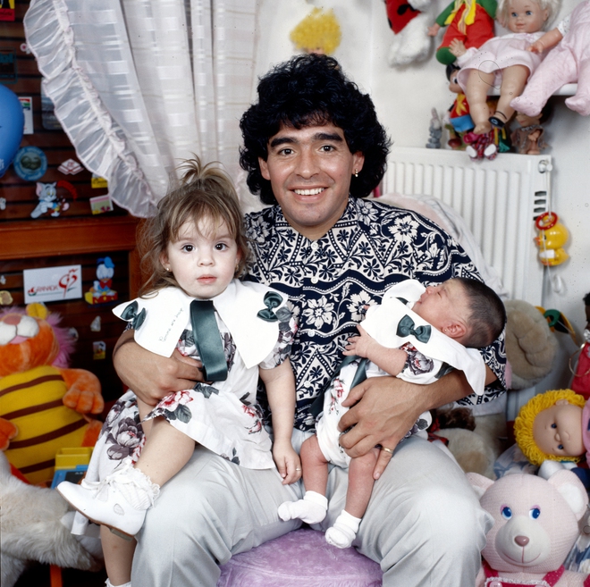 Cuộc đời Maradona qua ảnh: Đầy vinh quang nhưng cũng lắm tranh cãi - Ảnh 13.