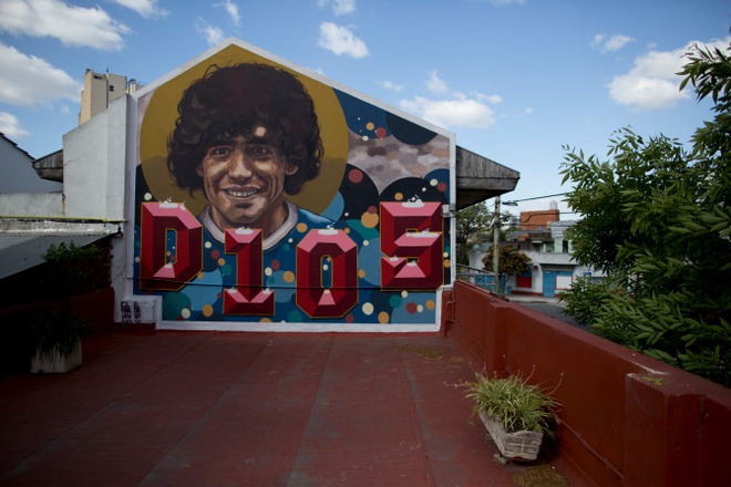 Khám phá nơi yên nghỉ cuối cùng của Maradona, căn nhà Cậu bé Vàng từng sống thuở chưa nổi tiếng - Ảnh 1.
