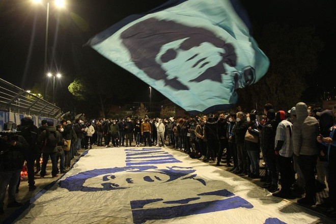 Đất nước Argentina chìm trong biển nước mắt tiếc thương Maradona - Ảnh 11.