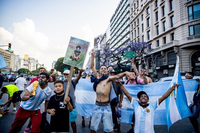 Đất nước Argentina chìm trong biển nước mắt tiếc thương Maradona - Ảnh 10.