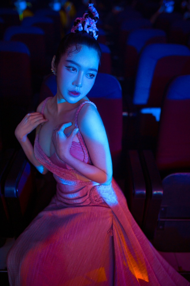 Elly Trần diện đầm sexy, thân thiết bên Dế Choắt - Ảnh 5. Elly Trần diện đầm sexy, thân thiết bên Dế Choắt - Ảnh 5.