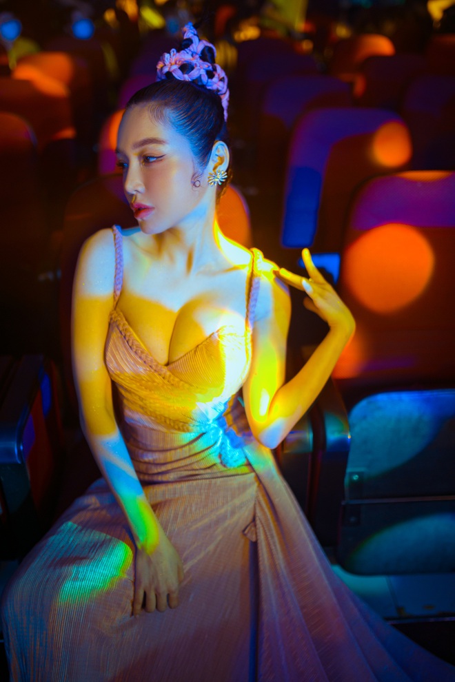 Elly Trần diện đầm sexy, thân thiết bên Dế Choắt - Ảnh 6. Elly Trần diện đầm sexy, thân thiết bên Dế Choắt - Ảnh 6.