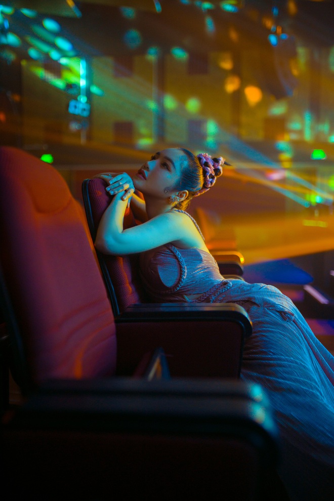 Elly Trần diện đầm sexy, thân thiết bên Dế Choắt - Ảnh 8. Elly Trần diện đầm sexy, thân thiết bên Dế Choắt - Ảnh 8.