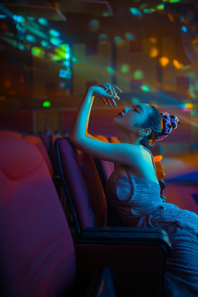 Elly Trần diện đầm sexy, thân thiết bên Dế Choắt - Ảnh 10. Elly Trần diện đầm sexy, thân thiết bên Dế Choắt - Ảnh 10.