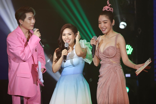 Elly Trần diện đầm sexy, thân thiết bên Dế Choắt - Ảnh 1. Elly Trần diện đầm sexy, thân thiết bên Dế Choắt - Ảnh 1.