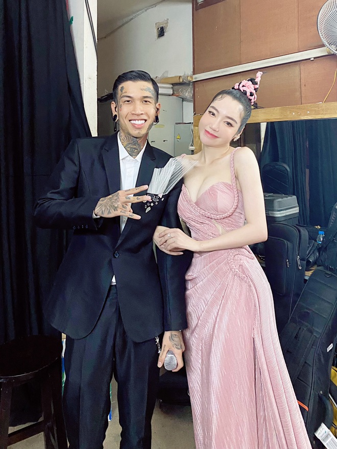 Elly Trần diện đầm sexy, thân thiết bên Dế Choắt - Ảnh 4. Elly Trần diện đầm sexy, thân thiết bên Dế Choắt - Ảnh 4.