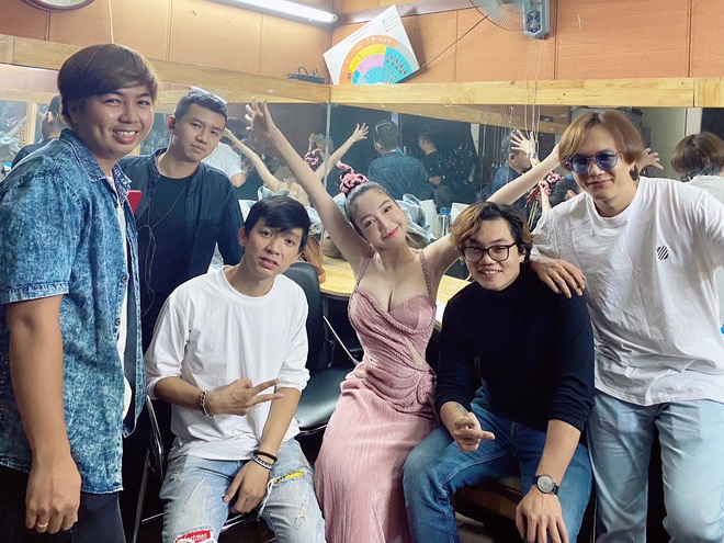 Elly Trần diện đầm sexy, thân thiết bên Dế Choắt - Ảnh 2. Elly Trần diện đầm sexy, thân thiết bên Dế Choắt - Ảnh 2.