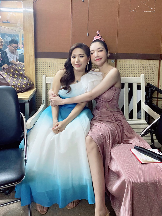 Elly Trần diện đầm sexy, thân thiết bên Dế Choắt - Ảnh 3. Elly Trần diện đầm sexy, thân thiết bên Dế Choắt - Ảnh 3.
