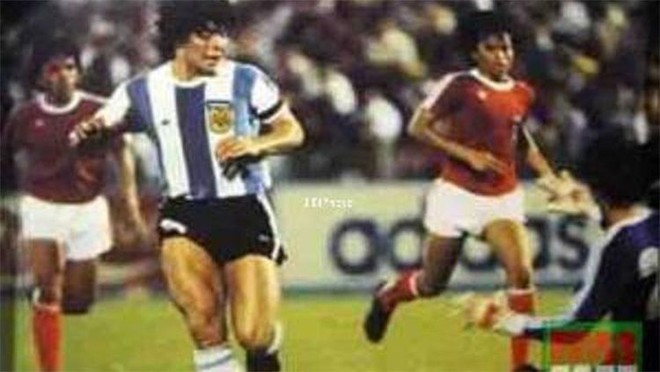 Maradona từng làm cả đội Indonesia trố mắt, đứng im như tượng nhờ cú tâng bóng “ma thuật - Ảnh 3.