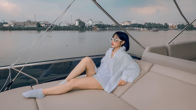 Chân dung bạn gái hơn 6 tuổi của Huỳnh Anh: Nhan sắc nóng bỏng, là mẹ đơn thân - Ảnh 4. Chân dung bạn gái hơn 6 tuổi của Huỳnh Anh: Nhan sắc nóng bỏng, là mẹ đơn thân - Ảnh 4.