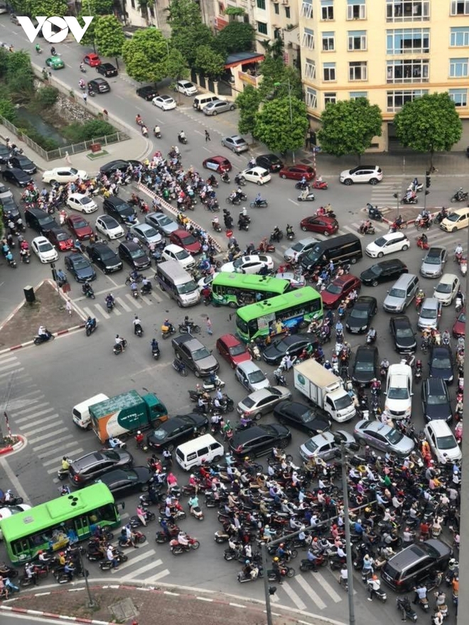 Hà Nội lại đề xuất đường riêng cho xe buýt: Hãy nhìn vào tuyến BRT đang vận hành - Ảnh 4.