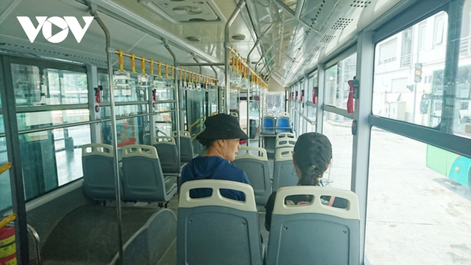 Hà Nội lại đề xuất đường riêng cho xe buýt: Hãy nhìn vào tuyến BRT đang vận hành - Ảnh 6.