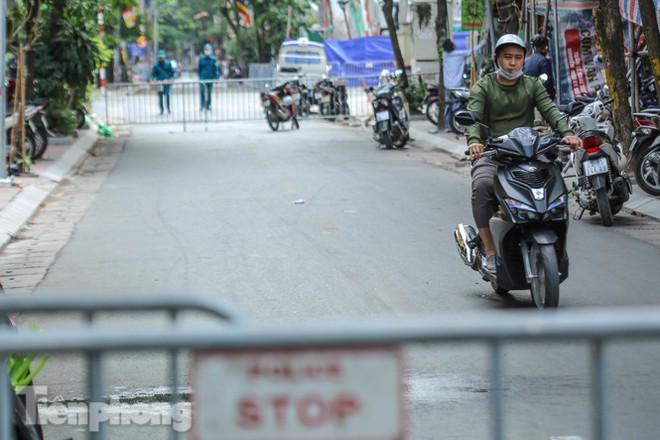 Rào chắn tứ phía cả khu phố Hà Nội vì phát hiện bom chưa nổ - Ảnh 8.