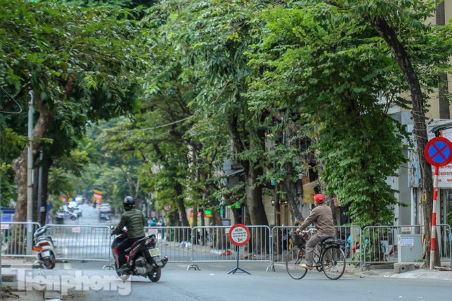 Rào chắn tứ phía cả khu phố Hà Nội vì phát hiện bom chưa nổ - Ảnh 9.