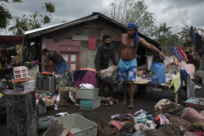 24h qua ảnh: Người dân Philippines dọn nhà sau bão Goni - Ảnh 6.