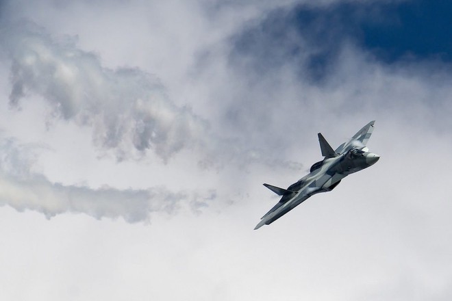 Mãn nhãn với những pha ‘nhào lộn’ điệu nghệ của phi công Nga với Su-57 - Ảnh 1.