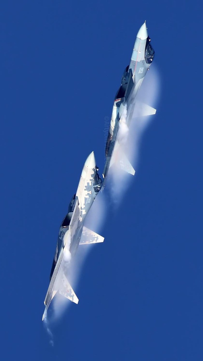 Mãn nhãn với những pha ‘nhào lộn’ điệu nghệ của phi công Nga với Su-57 - Ảnh 5.