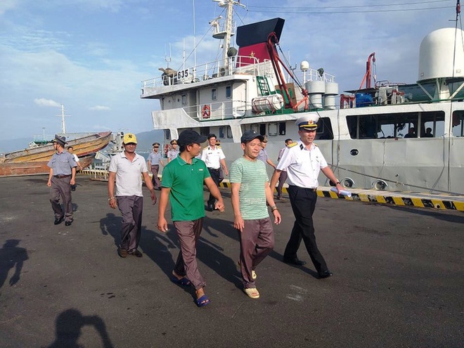 3 ngư dân Bình Định chìm tàu được cứu kể về giây phút sinh tử trên biển - Ảnh 3.