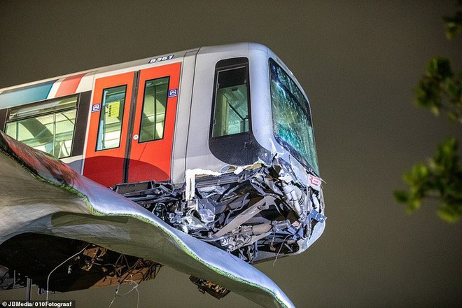 Tàu metro lao qua rào chắn, nằm vắt vẻo trên đuôi cá voi - Ảnh 2.