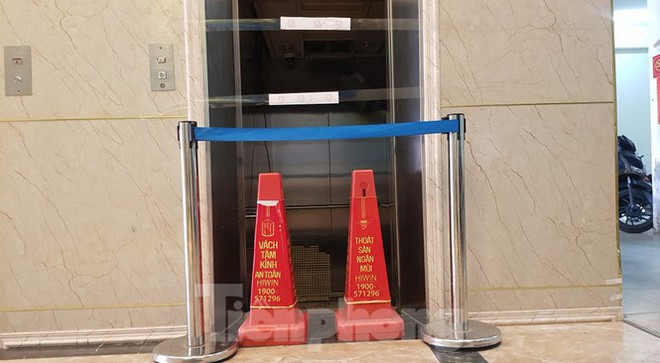 Hiện trường vụ rơi thang máy khiến nhiều người bị thương ở Hà Nội - Ảnh 4.