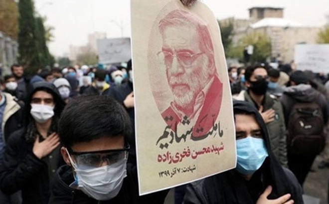 Người biểu tình cầm ảnh của nhà khoa học Mohsen Fakhrizadeh trên đường phố. Ảnh Reuters.