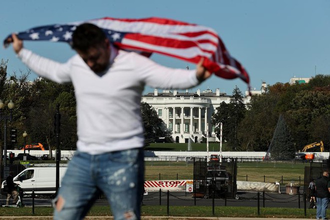 Nước Mỹ sau Ngày bầu cử qua ảnh: TT Trump để lại ghi chú Thắng Texas trên bục phát biểu - Ảnh 3.