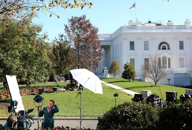 Nước Mỹ sau Ngày bầu cử qua ảnh: TT Trump để lại ghi chú Thắng Texas trên bục phát biểu - Ảnh 14.